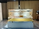 Suite phòng ngủ hiện đại Mid Century Solid có tủ quần áo màu anh đào trang chủ với giường cỡ King